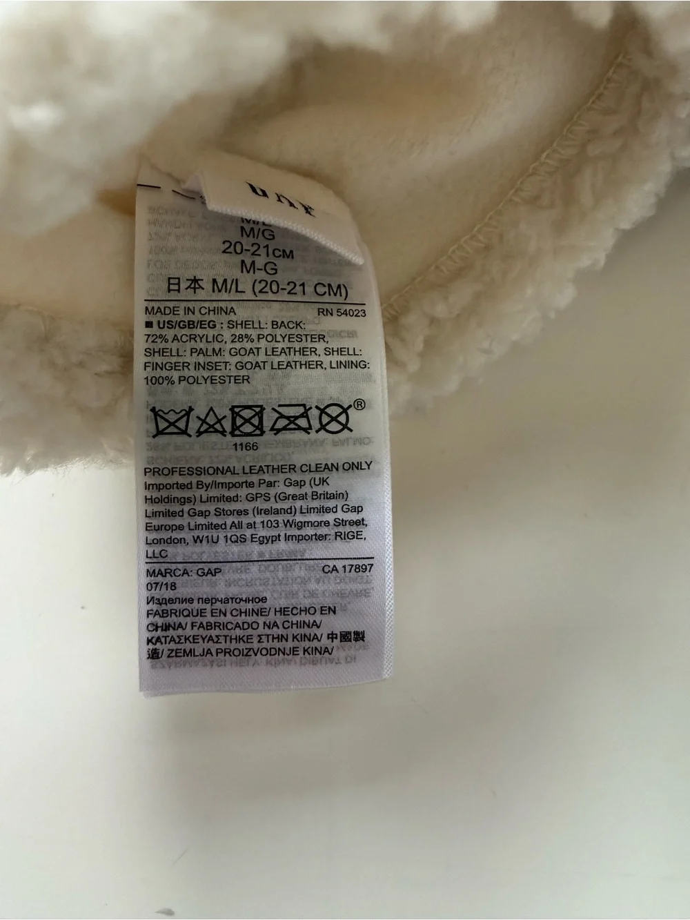 NWT GAP Sherpa Trapper Hat and Mittens Set Cream
